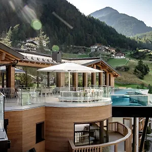 Hotel - Alpine . Luxury . Life